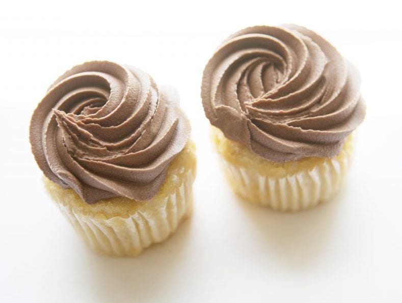 2 Vanilla cupcakes with chocolate frosting